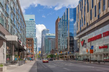 TORONTO, Kanada - 25 Haziran 2017: Toronto 'daki Dundas St. West' ten kuzeye bakan Bay Street.