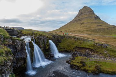 Şelaleli Kirkjufell Dağı. Kirkjufell, İzlanda 'nın Snfellsnes yarımadasının kuzey kıyısında 463 metre yüksekliğindeki bir dağdır..