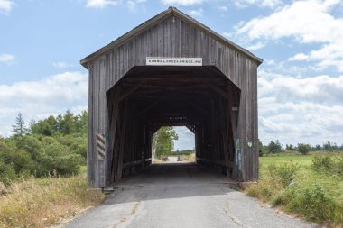 NEW BRUNSWICK, Kanada - 5 Ağustos 2017: Sawmill Creek no. New Brunswick, Kanada 'da 0.5 köprüde. 1908 yılında inşa edilen bu köprü 33 m (105 ft) uzunluğundadır..