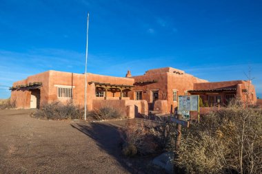 Painted Desert Inn 'deki otopark ve ağaçlar, 1930' larda yapılmış..