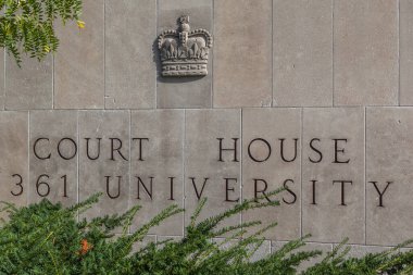 TORONTO, CANADA - 22 Ekim 2017: Toronto Adliyesi 'nin işareti 361 University Avenue, Toronto, Kanada. Ontario Yüksek Adalet Divanı 'nın bir şubesidir ve ceza davalarında kullanılır..