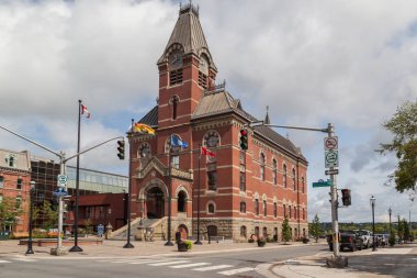 FREDERICTON, NEW BRUNSWICK, Kanada - 6 Ağustos 2017 Fredericton Belediye Binası, NB. 1876 yılında inşa edilen bina, Kanada 'nın Atlantik' teki en eski belediye binasıdır..