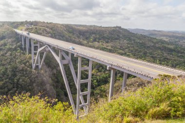 MATANZAS, CUBA - 18 Nisan 2017: Matanzas, Küba 'daki Bacunayagua Köprüsü, Küba' daki en yüksek köprüdür.