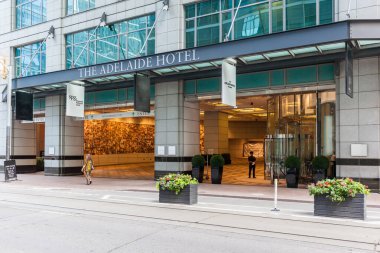 TORONTO, CANADA - 13 Ağustos 2017: The Adelaide Hotel Toronto, eski adıyla Trump International Hotel ve Toronto Kulesi.