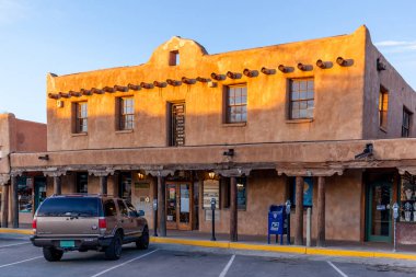 NEW MEXICO, ABD - 25 Aralık 2017: Taos şehir merkezindeki eski adliye binası, 1930 'dan sonra inşa edildi.