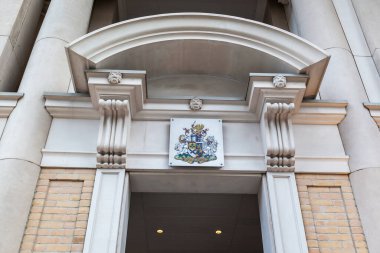 TORONTO, CANADA - 30 Haziran 2017: Toronto 'daki binanın girişinde bulunan Kanada Kraliyet Askeri Enstitüsü (RCMI) Blazon. Latince 'de 