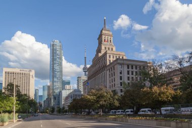 TORONTO, CANADA - 24 Haziran 2017: University Avenue Canada Life binası yakınlarında güneye bakıyor. University Avenue, Kanada 'nın Toronto şehrinde büyük bir kuzey-güney yoludur.