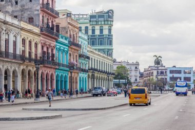 HAVANA, CUBA - 17 APR 2017: Eski Havana, Küba 'daki renkli binalar.