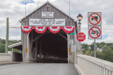 NEW BRUNSWICK, CANADA - 6 Ağustos 2017: Hartland girişi New Brunswick 'teki köprüyü kapsıyordu. Bu 390 metre (1282 feet) köprü 1901 yılında açıldı, dünyanın en uzun tahta kaplı köprüsü.. 