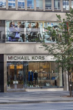 TORONTO, CANADA - 22 Ekim 2017: Michael Kors mağaza levhası Toronto, Kanada Bloor Caddesi 'nde