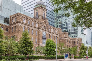 TORONTO, CANADA - 1 Temmuz 2017: Miras Binası 'ndaki MaRS Merkezi 1911 yılında açıldı. MaRS, kamu tarafından finanse edilen tıbbi araştırma ve diğer teknolojileri ticarileştirmek için kar amacı gütmeyen bir şirket..