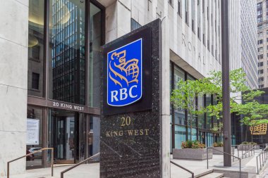 TORONONONONONTO, ONTARIO, CANADA - 18 Haziran 2017: Toronto, Ontario 'daki Torontos finans bölgesinde RBC (Kanada Kraliyet Bankası) imzası.