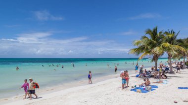 Küba 'da insanlarla dolu tropik bir plaj.