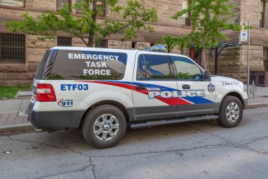 Toronto polisinden bir polis kamyonu. 