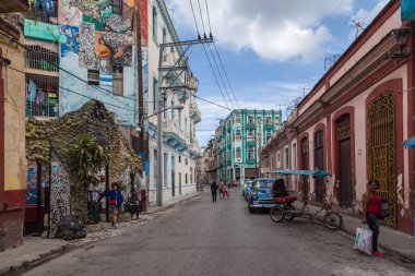 HAVANA, CUBA - 17 Nisan 2017: Havana, Küba 'daki Callejon de Hamel (Hamel Alley) Girişi, Kübalı yaratıcılık, renkler ve yerel sanatçı Salvador Gonzalez' in Küba pop sanatının bir patlaması.