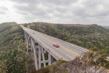 MATANZAS, CUBA - 18 Nisan 2017: Matanzas, Küba 'daki Bacunayagua Köprüsü, Küba' daki en yüksek köprü
