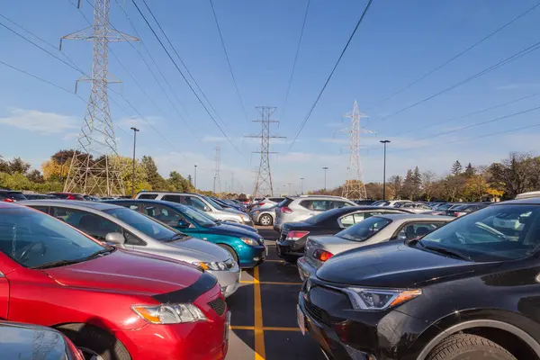 TORONTO, CANADA - NOVEMBER 3, 2017: Toronto, Kanada 'daki Finch istasyonundaki TTC otoparkı, GO Transit ve York Transit / Viva için en işlek TTC otobüs terminali ve en işlek altıncı metro istasyonu.