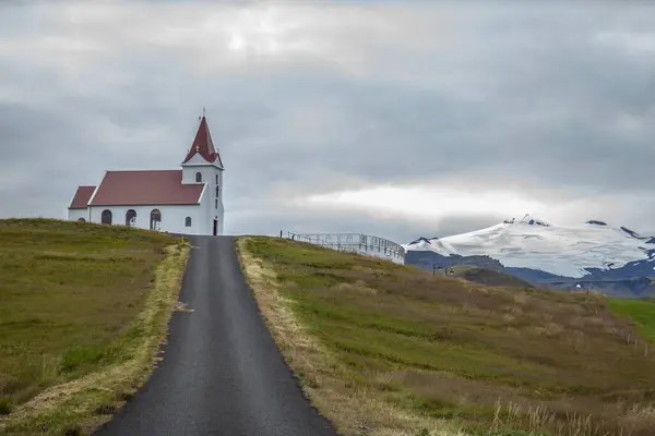 Road Leading Ingjaldsholl Church Snow Mountain Background Hellisandur Border Snaefellsjokull — Stock Photo, Image