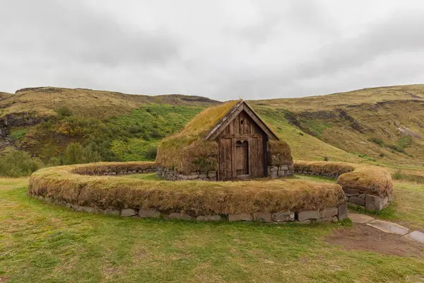 位于联邦农场的草坪教堂 建筑在前庄园农场的废墟之上 位于Jrsrdalur的Stng被认为是在1104年Hekla火山爆发中被毁后被遗弃的 — 图库照片