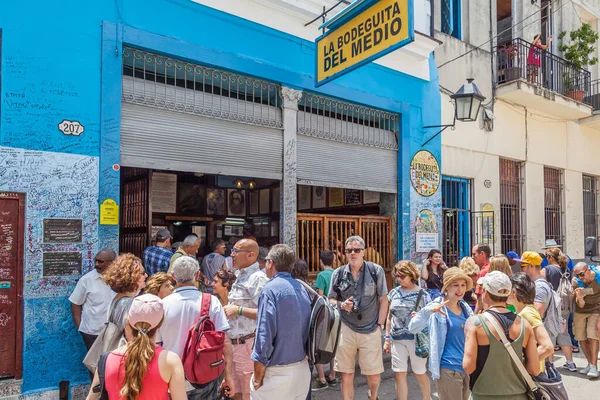 Havane Cuba Touristes Patrons Suspendus Autour Entrée Bodeguita Medio Bar — Photo