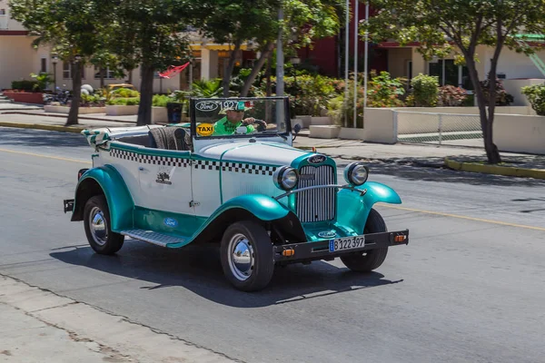 Varadero Cuba Apr 2017 American Classic Car Drive Street Varadero — Stock Photo, Image