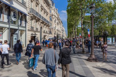 PARIS, FRANCE- 7 Mayıs 2016: Paris 'te 1.9 kilometre uzunluğunda ünlü bir bulvar olan Champs-Elysees Bulvarı' nda yürüyen insanlar.