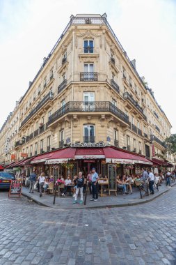 PARIS, FRANCE- 8 Mayıs 2016: İnsanlar Paris 'te caddenin köşesindeki restoranda yiyip içiyorlar.