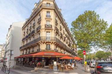 PARIS, FRANCE- 8 Mayıs 2016: İnsanlar Paris 'te caddenin köşesindeki restoranda yiyip içiyorlar.