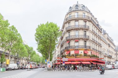 PARIS, FRANCE- 8 Mayıs 2016: İnsanlar Paris 'te caddenin köşesindeki restoranda yiyip içiyorlar.