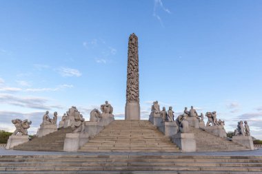 OSLO, NORway - 13 Mayıs 2016: Vigeland Heykel Parkı 'nda heykeller Gustav Vigeland tarafından alacakaranlıkta, Oslo, Norveç' te. Vigeland Park tek bir sanatçı tarafından yapılan dünyanın en büyük heykel parkı..