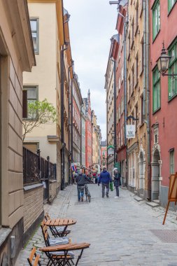 STOCKHOLM, SWEDEN- 21 Mayıs 2016: Eski kentin dar sokaklarında yürüyen turistler (Glam Stan).