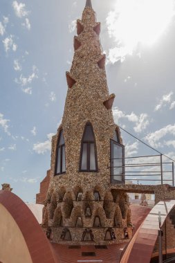 BARCELONA, İspanya - 24 Haziran 2016: Guell Sarayı 'nın çatısındaki Gaudi' nin bacası.