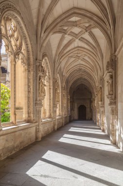 TOLEDO, SPAIN - 2 Temmuz 2016: İspanya 'nın Castilla-La Mancha kentindeki Aziz John Manastırı' ndaki Gotik Manastırı. UNESCO Dünya Mirasları Listesi, 1986.