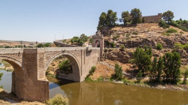 Alcantara Puente manzarası. Alcantarais Puente İspanya 'nın Toledo şehrinde bulunan ve Tagus Nehri' ni kaplayan bir Roma kemer köprüsü.