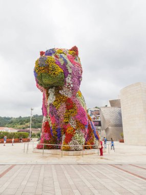 BILBAO, İspanya - 4 Temmuz 2016: Jeff Koons tarafından tasarlanan heykel, İspanya 'nın Bilbao kentindeki Guggenheim Müzesi' nin önünde.