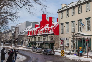QUEBEC CITY, CANADA - 14 Şubat 2016: Eski Quebec kentinde eski kırmızı çatı restoranı, Kanada. Quebec Kuzey Amerika 'daki en eski Avrupa yerleşim yerlerinden biridir..