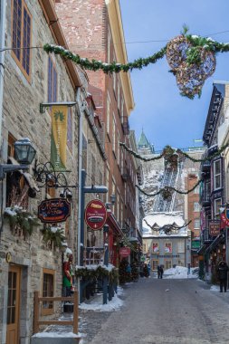 QUEBEC CITY, CANADA - 14 Şubat 2016: Kışın Eski Quebec City 'de sokak manzarası. Eski Quebec, Quebec 'in tarihi bir ilçesidir ve 1985 yılında UNESCOs Dünya Mirasları Listesi' ne yazılmıştır..