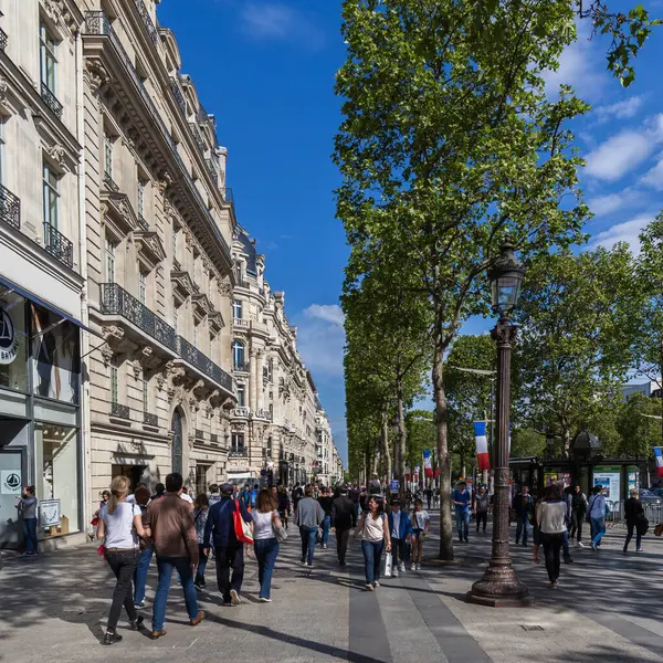 Paris França Maio 2016 Pessoas Caminhando Avenida Dos Campos Elísios — Fotografia de Stock