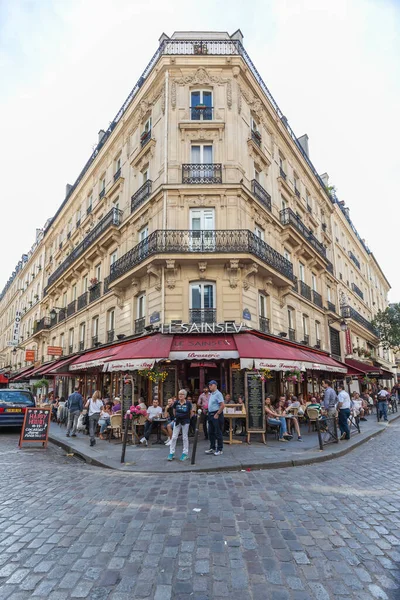 法国巴黎 2016年5月8日 人们在位于巴黎街道拐角处的餐馆吃饭喝酒 — 图库照片