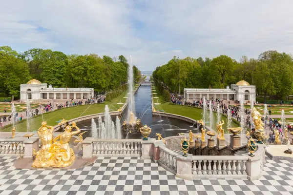 PETERGOF, RUSSIA - 18 Mayıs 2016: Petersburg, Rusya 'daki Peterhof Sarayı, 1703 yılında inşa edildi ve UNESCO Dünya Mirasları Alanı olarak tanındı.