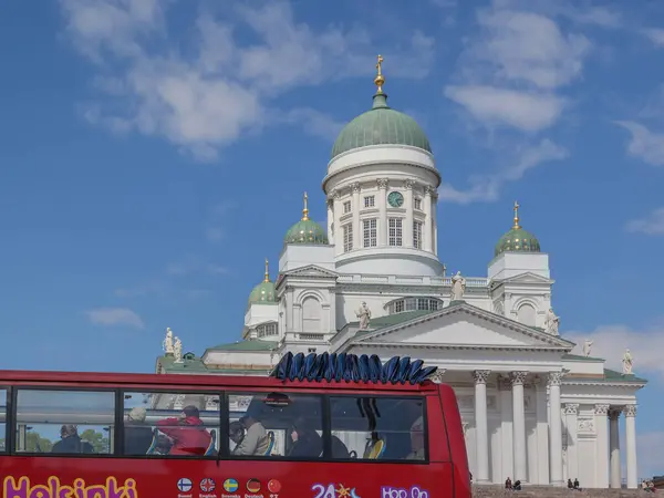 赫尔辛基 2016年5月20日 人们参观赫尔辛基大教堂 赫尔辛基大教堂始建于1852年 是一座位于赫尔辛基市中心的福音路德教会教堂 — 图库照片