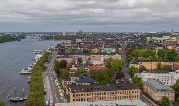 斯德哥尔摩 瑞士斯德哥尔摩 2016年5月21日 背景为两座桥梁的斯德哥尔摩市中心空中景观 — 图库照片