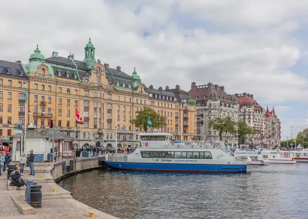 Stockholm Sweden May 2016 Tourists Waiting Sightseeing Boats Strandvagen Street — Stock Photo, Image