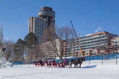 QUEBEC CITY, CANADA - 14 Şubat 2016: Quebec Kış Karnavalı 'nda insanlar atlı kızakla geziye çıkıyor. Quebec Kış Karnavalı turistler için önemli bir kış etkinliğidir.