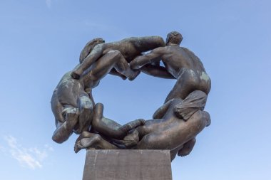 OSLO, NORway - 13 Mayıs 2016: Vigeland Heykel Parkı 'nda heykeller Gustav Vigeland tarafından alacakaranlıkta, Oslo, Norveç' te. Vigeland Park tek bir sanatçı tarafından yapılan dünyanın en büyük heykel parkı..