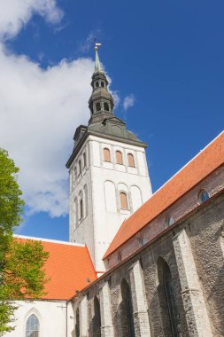 Tallinn Eski Kasabası 'ndaki Aziz Niklas Kilisesi ve Müzesi 17 Mayıs 2016, Estonya