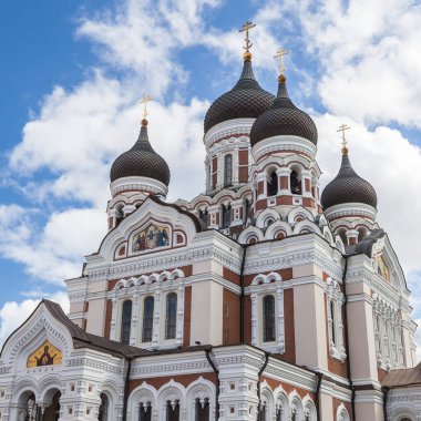 17 Mayıs 2016 'da Estonya' nın Tallinn Eski Kasabası 'ndaki Alexander Nevsky Katedrali. 1894 ve 1900 yılları arasında inşa edilen Alexander Nevsky Katedrali Tallinn 'in en büyük ortodoks katedrali..