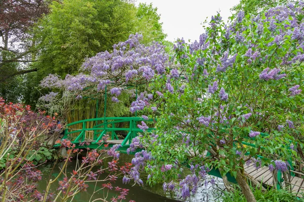 Giverny França Maio Ponte Com Flores Roxas Casa Jardins Claude — Fotografia de Stock