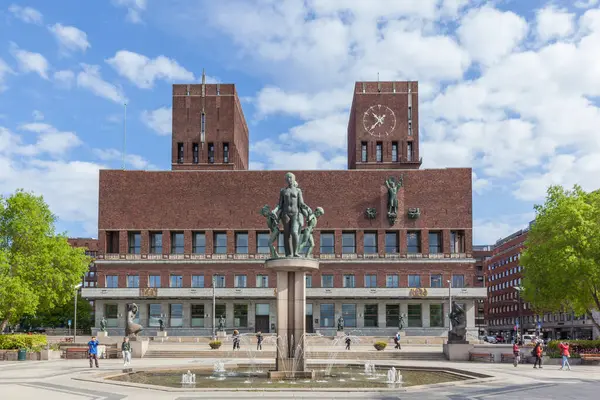 オスロ Norway 2016年5月13日 オスロ市庁舎とブロンズ彫刻 オスロ ノルウェー 毎年12月10日にノーベル平和賞がオスロ市役所で授与される — ストック写真