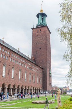 STOCKHOLM, SWEDEN - 21 Mayıs 2016: Stockholm Belediye Binasını ziyaret eden turistler. Stockholm Belediyesi, her yıl 10 Aralık 'ta düzenlenen Nobel Ödül Töreni' nin yapılacağı yerdir..  